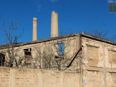 Ponendoci di spalle all�arena possiamo quindi avere davanti ai nostri occhi la Gaslini, in tutta la sua grandezza, con le sue due imponenti ciminiere sottoposte a vincolo architettonico